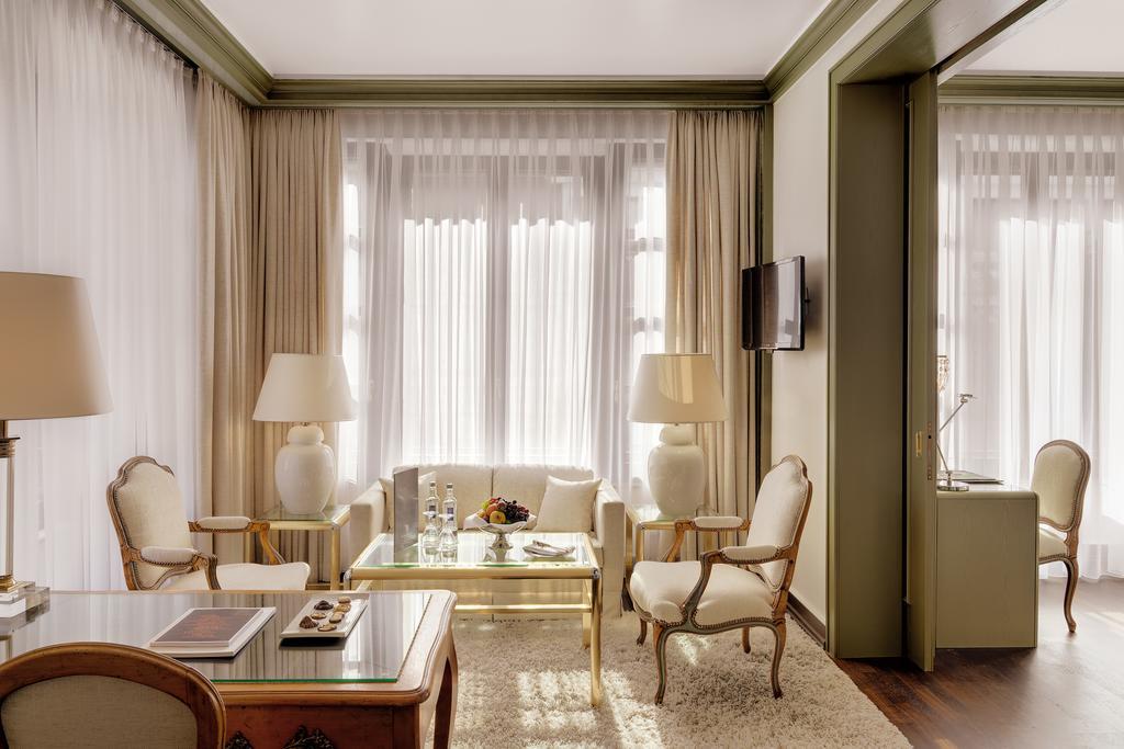 Hotel Europaeischer Hof Heidelberg, Bestes Hotel Deutschlands In Historischer Architektur Rum bild A suite at the hotel